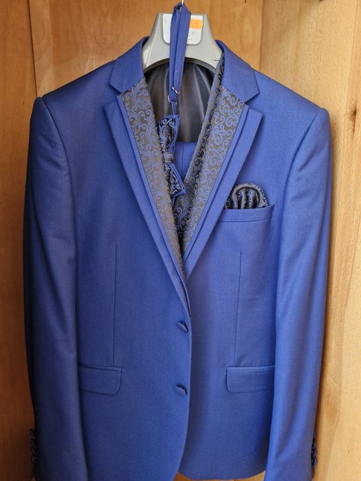 Costum bărbătesc bleumarin mărimea 48 din stofă