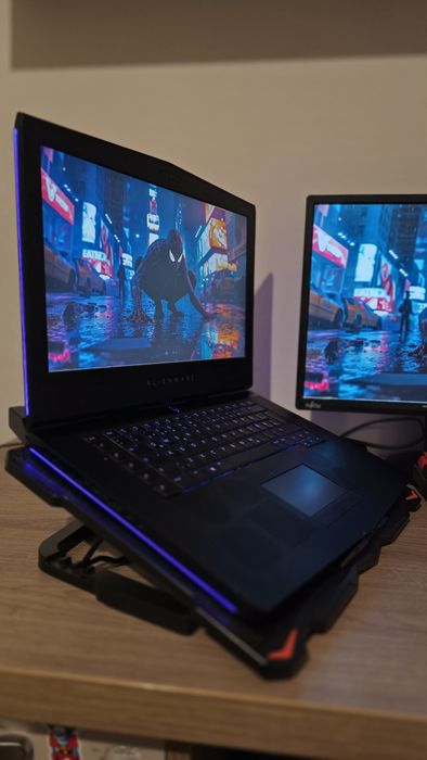 Laptop Gaming Alienware 15 R3 | i7, GTX 1070 8GB, 16GB RAM, 1.38TB Stocare (Dual SSD)+ Stand de înaltă performanță