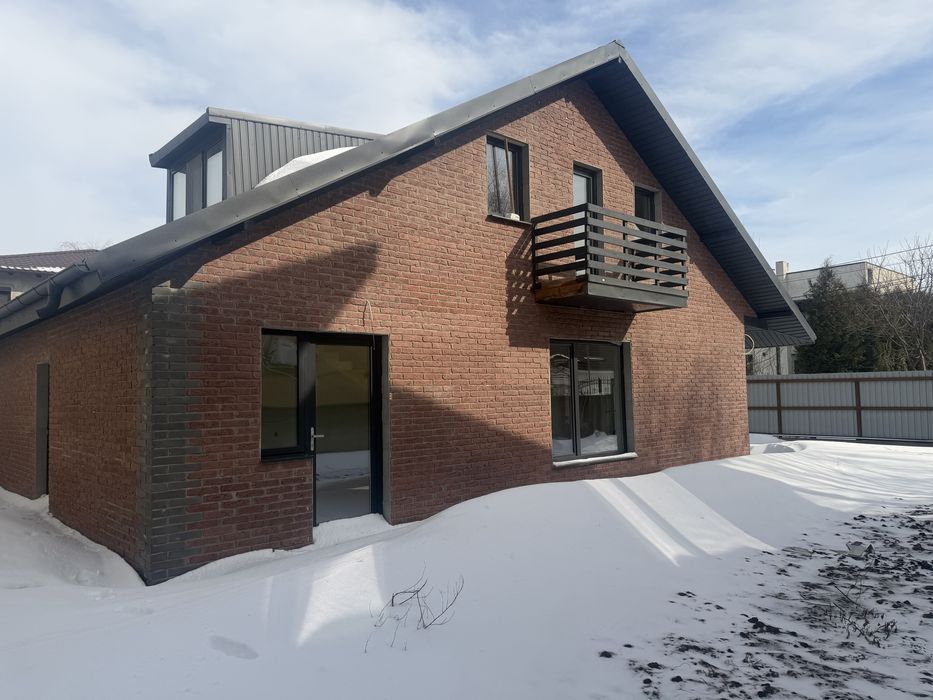 Casa la intrare in Sat Costi