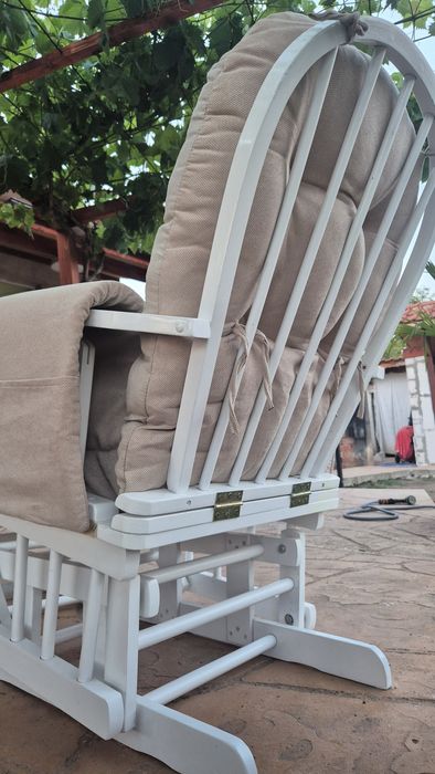 Стол за кърмене.