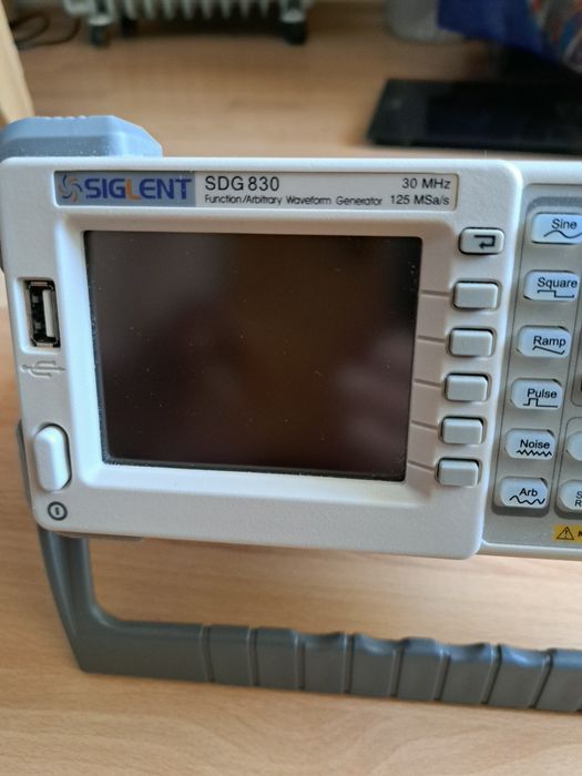 Siglent SDG830 30MHz генератор на функции/произволни вълнови форми