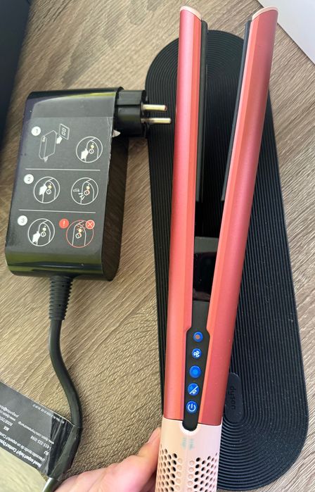 Продавам Dyson Airstrait™ Straightener (Лимитиран цвят Strawberry Bronze / Blush Pink)