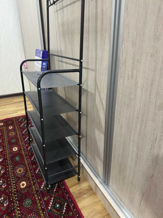 Многоуровневая стойка для обуви с вешалкой — порядок и стиль