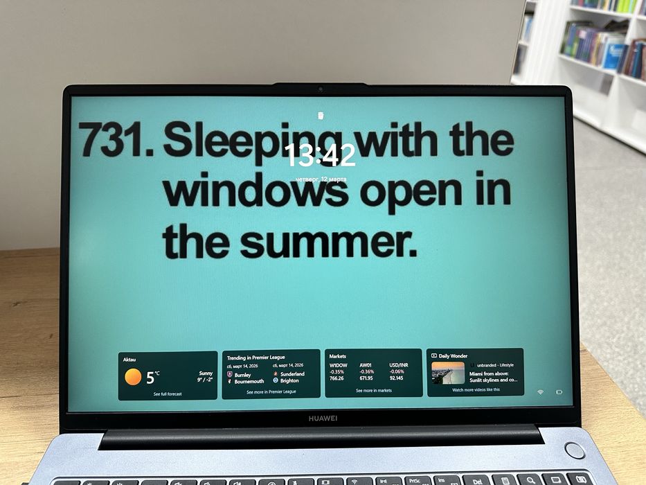 Ноутбук Huawei серо синиго цвета