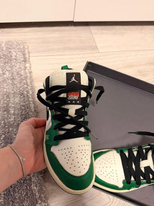 Jordan 1 mid SE 33,5