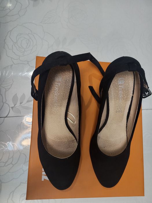 Два чифта черни обувки