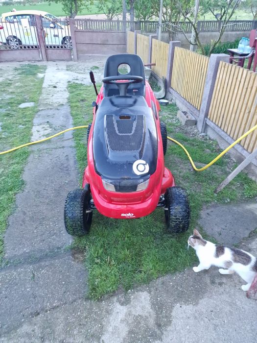 Vand tractoras de tuns gazonul