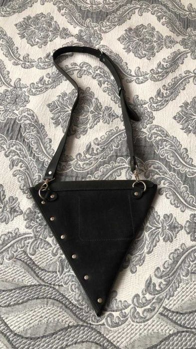 Дамская сумочка треугольная