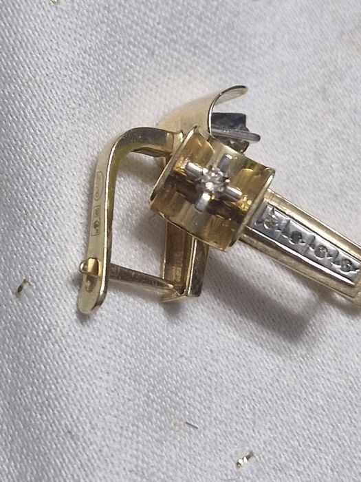 Серги  с бриллиантом срочно