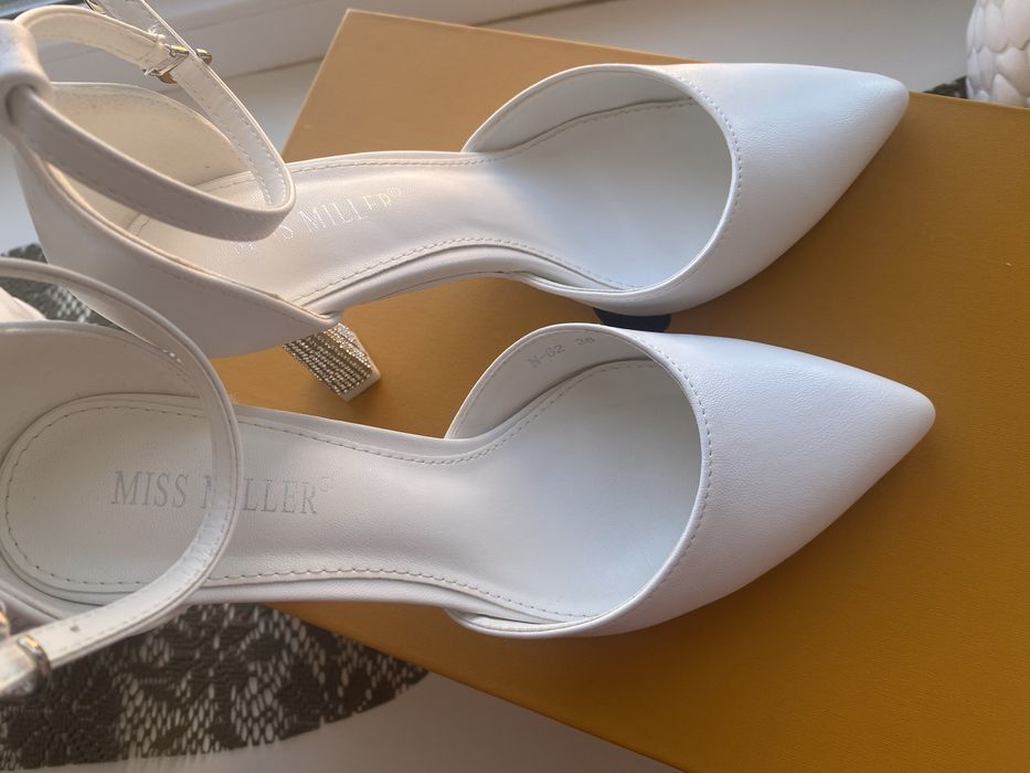 продам Туфли белые на каблуке