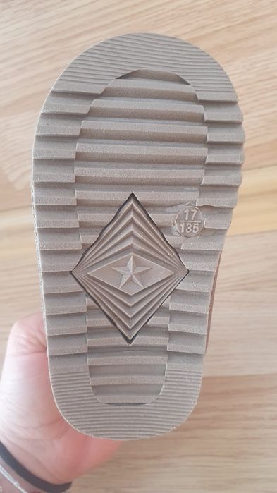 Чисто нови бебешки ботушки