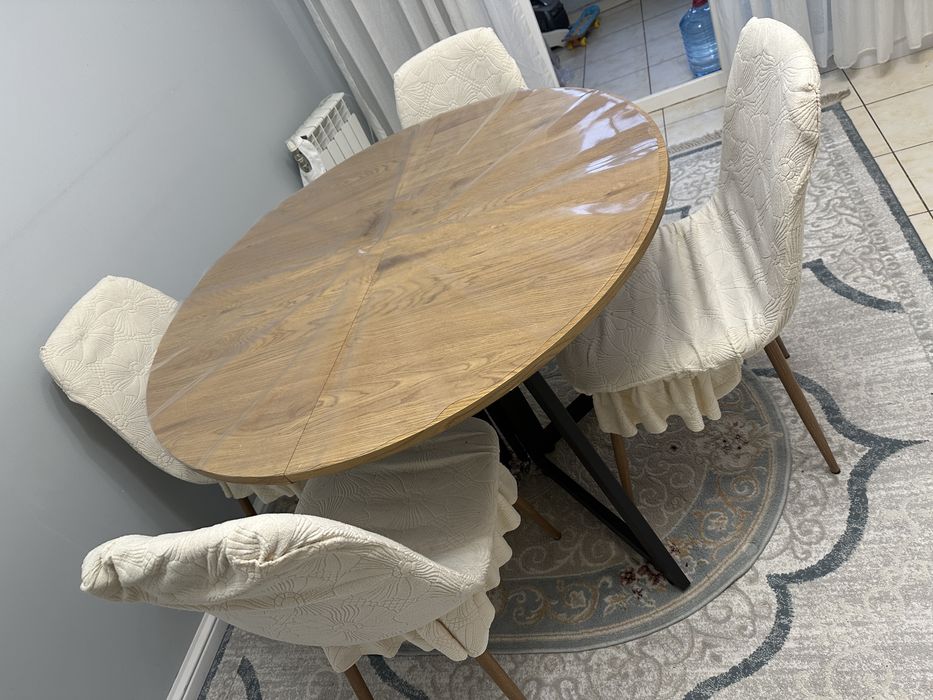 Складной стол и шесть табуретов