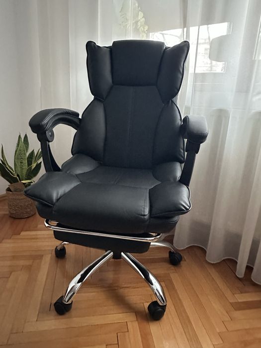 Scaun directorial cu suport pentru picioare