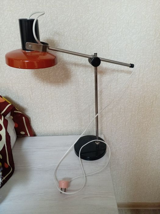 Продаётся настольная лампа.