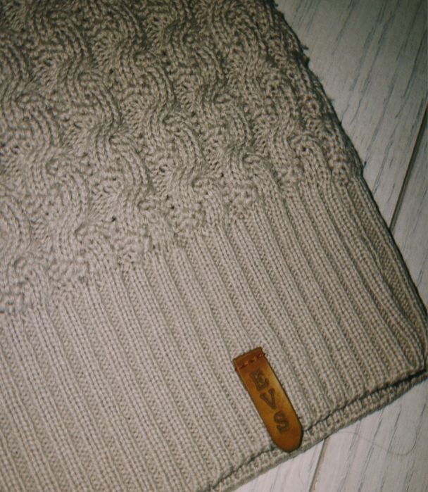 красивый бежевый свитер