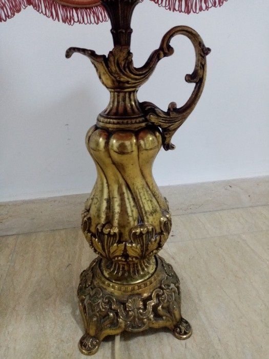 Lampă de tip carafă în stil baroc, realizată din bronz solid. Abajurul