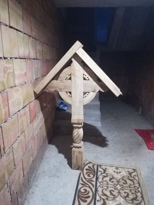 Crucia din stejar sculptata preț 1000 lei. Detali in privat