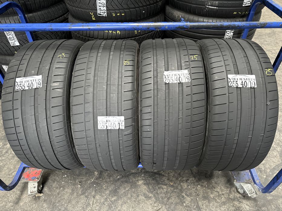 255/40/19 Vredestein