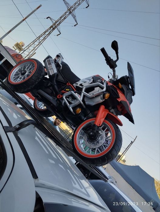 Bolalar mashinalari va kravat