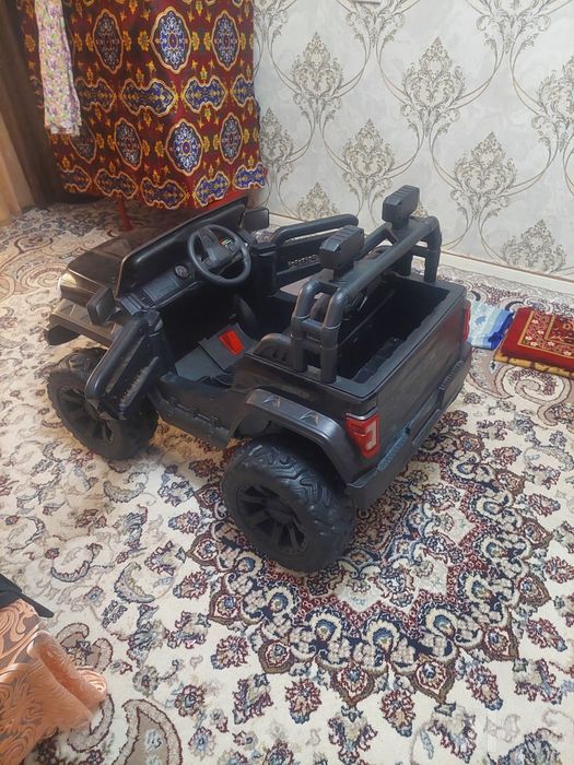 Детская машинка электрическая