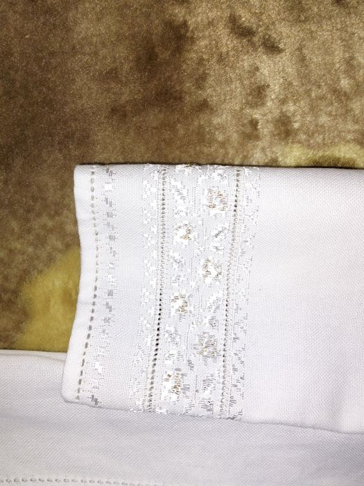 Vând cămașă cusută manual