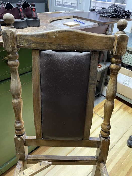 Стар автентичен дървен стол