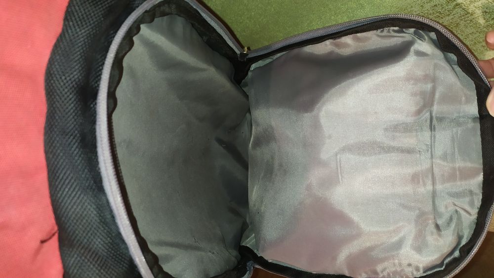 Продам красный рюкзак.