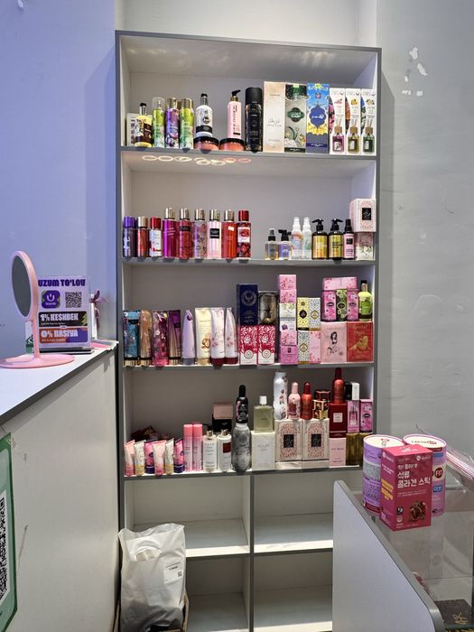 Полкали шкаф витрина сотилади срочна