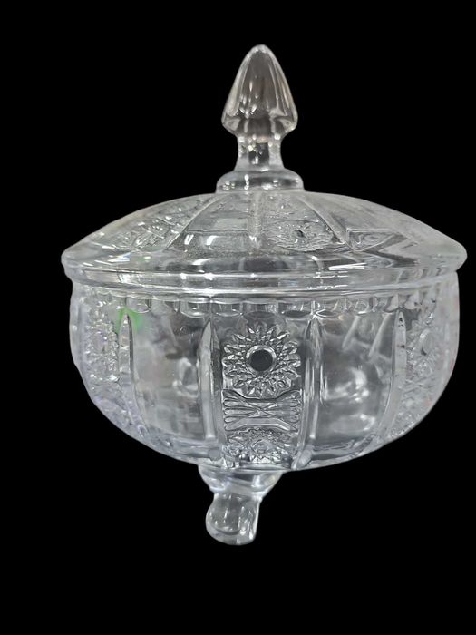 Стилна стъклена купичка с капаче за ядки, бонбони и др.