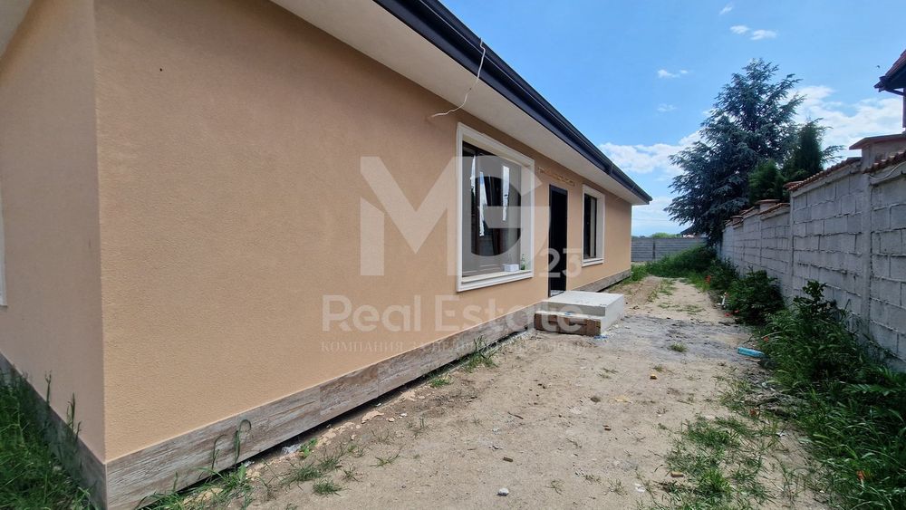 Едноетажна семейна къща с ТРИ спални!