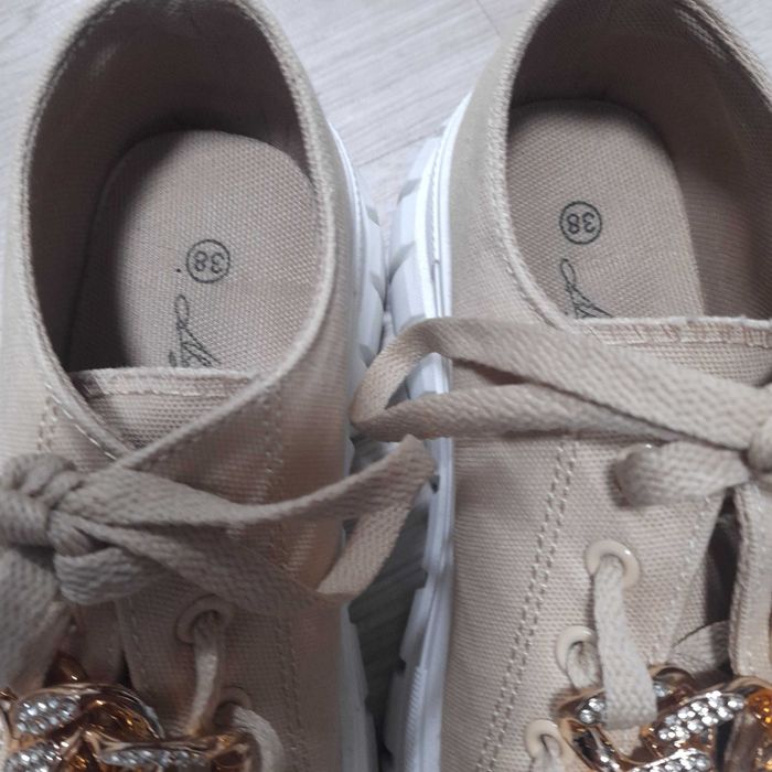 Дамски спортни обувки