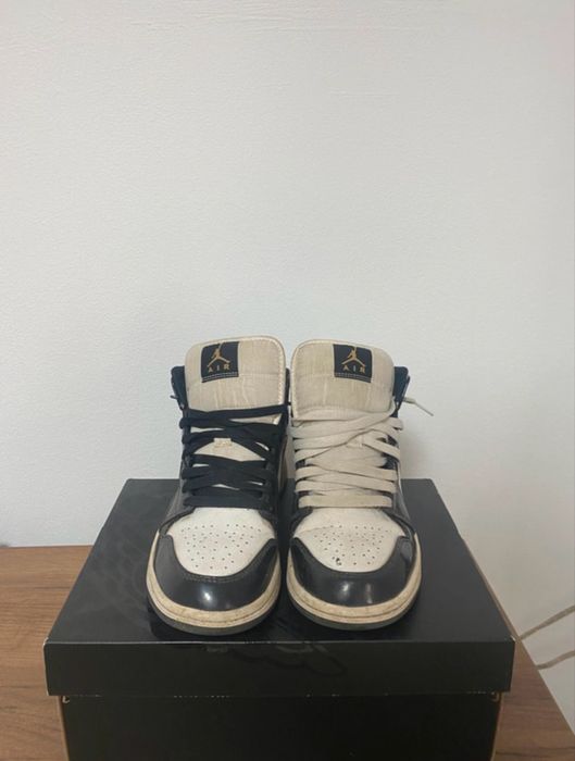 Air Jordan 1 Mid Patent Black Gold