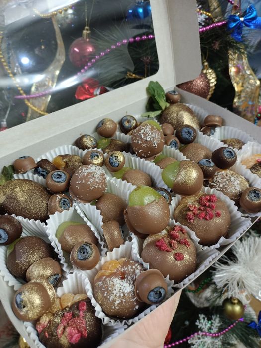 Фрукты и ягоды в шоколаде