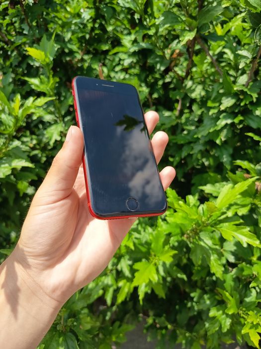 iPhone SE 2020 Roșu Perfect Funcțional Și În Condiție Estetică Buna