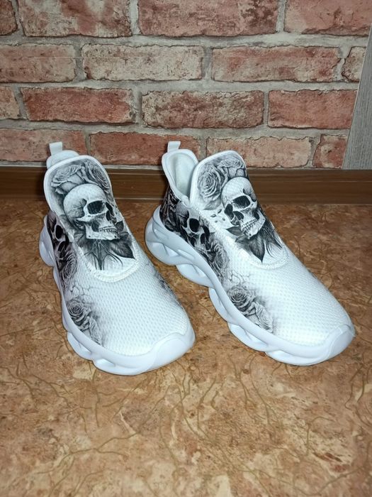 Стильные кроссовки