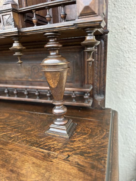 Масивен антикварен шкаф-кабинет с изключително богата ръчна резба