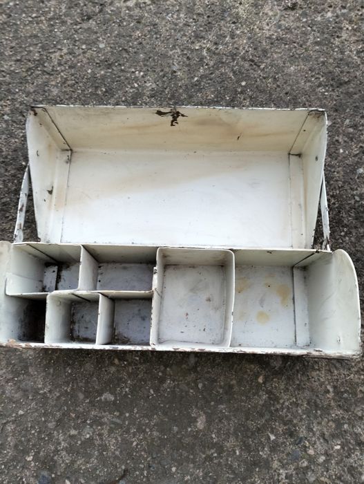 Стара желязна автомобилна аптечка