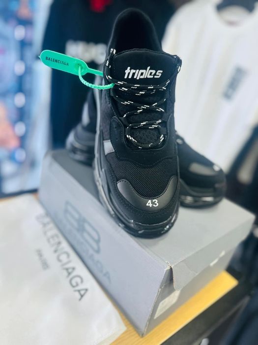 B Triple S Нови Черни Маратонки 36-44 Номер с Кутия