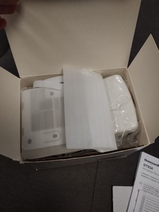 Wireless room thermostat