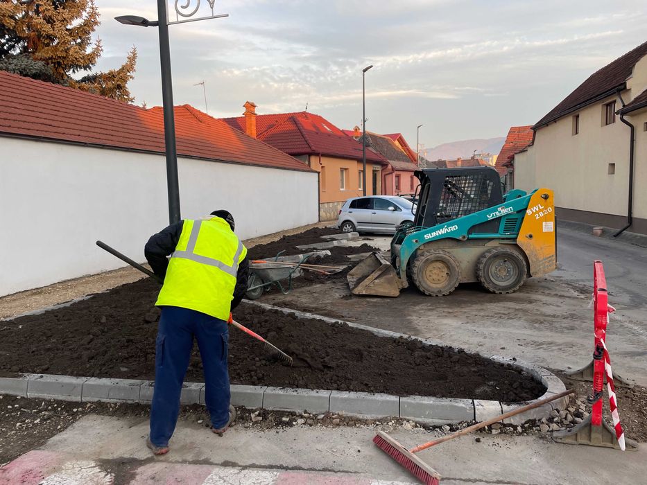 Inchiriez Miniexcavator Bobcat Cilindru compactor Transport agregate