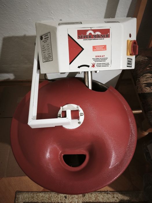 Професионална тестомесачка