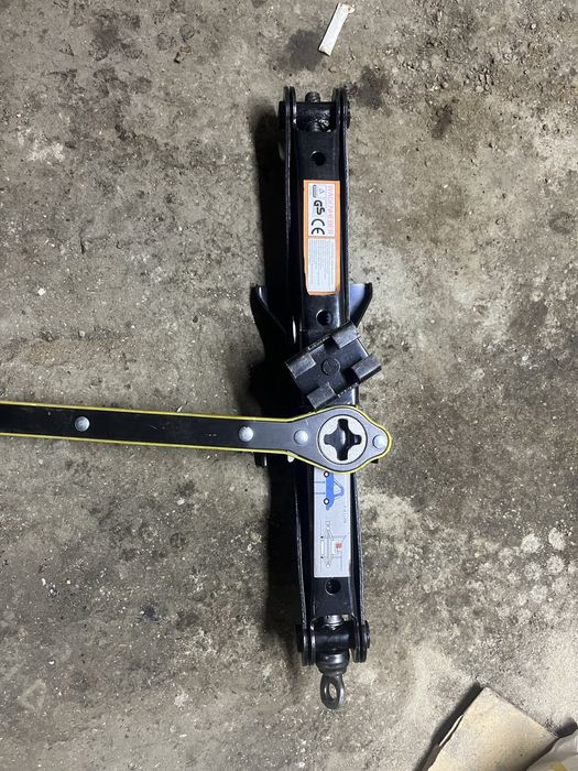 Продам ромбовидный домкрат