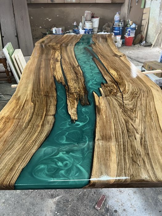 Уникални трапезни маси от орех и епоксидна смола