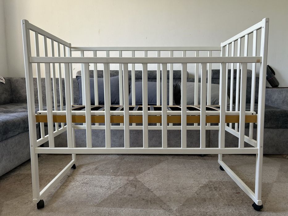 детская кроватка.