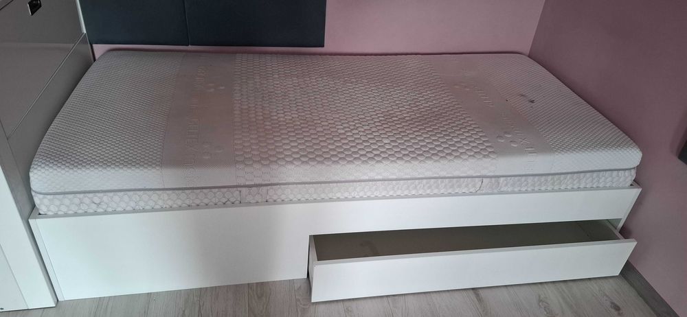 Pat cu lada de lenjerie si biblioteca