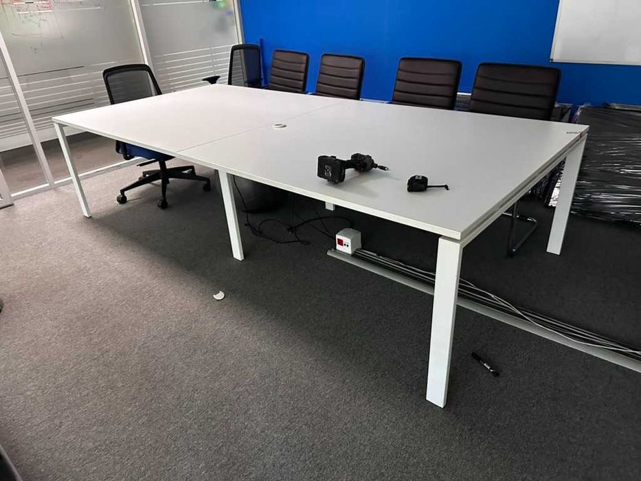 Заседателна маса с метална основа – 300×140×75 см