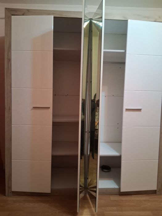 Vand desing (dulap haine) si birou