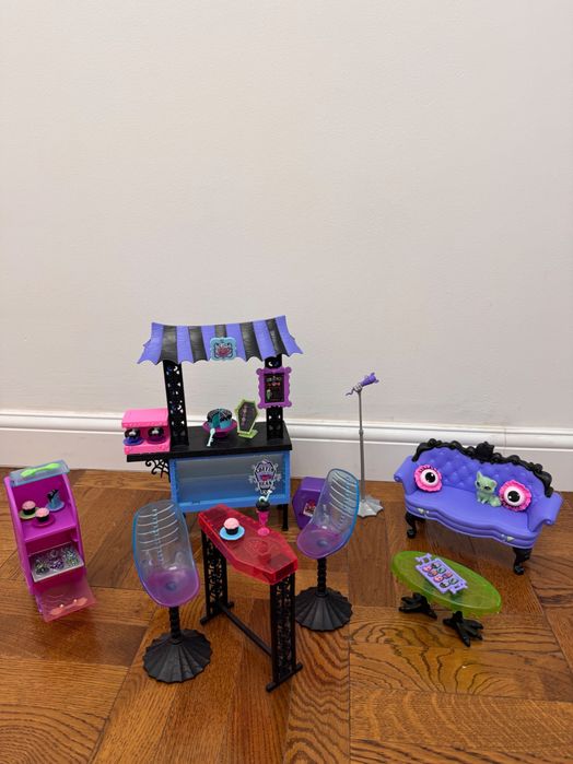Monster High комната Клодин Вульф, Кафетерий