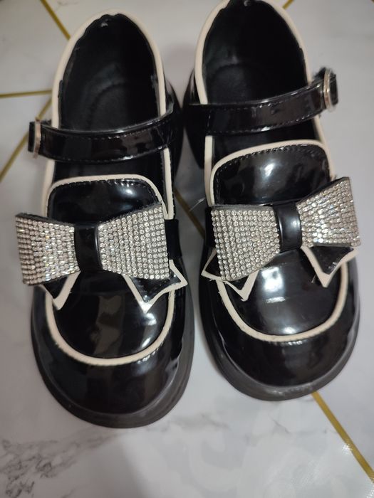 Продам туфли на девочку в отличном состоянии