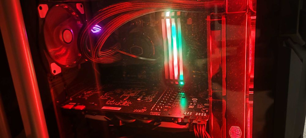 Геймърски компютър и монитор ASUS